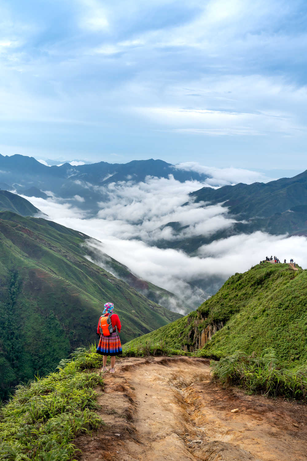 Randonneuse sur le sentier au sommet des montagnes Hang Dong, commune de Hang Dong, Vietnam