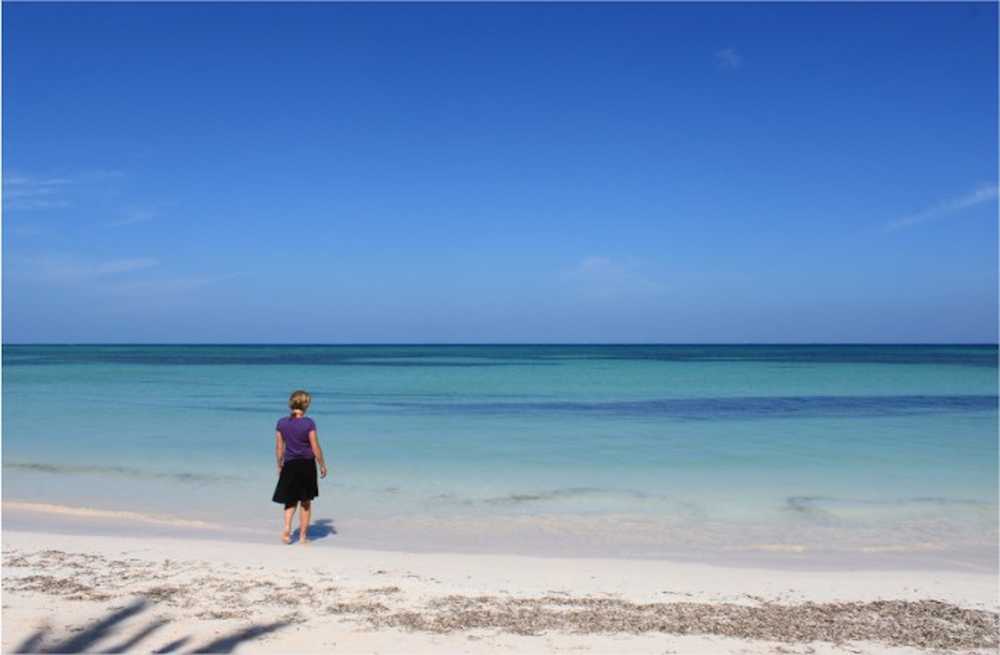randonneuse sur une plage de Cuba