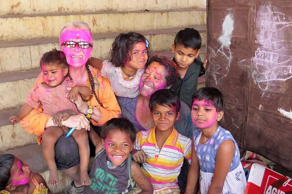 Rencontre colorée avec des enfants pendant le festival Holi