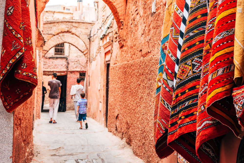 Rue colorée de la médina de Marrakech, Maroc