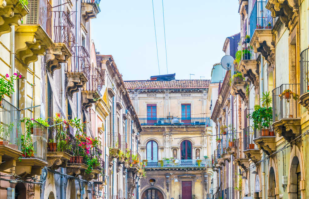 Rue colorée du vieux centre de Catane en Sicile