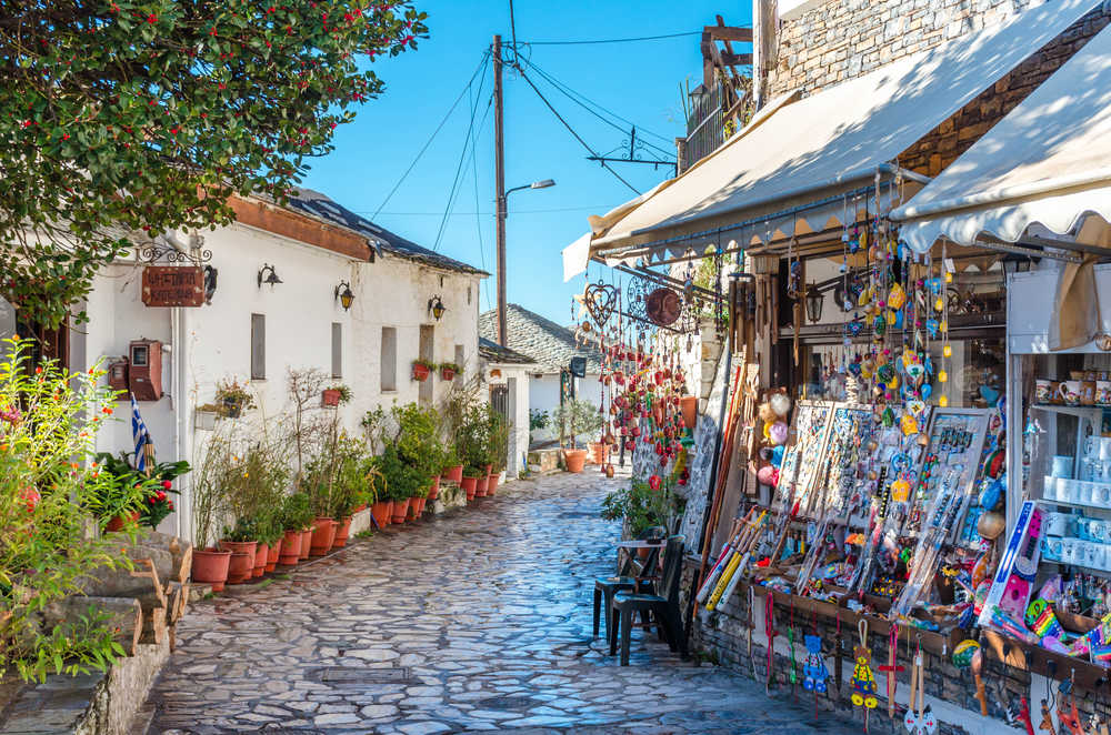 Rue marchande à Makrinitsa en Grèce