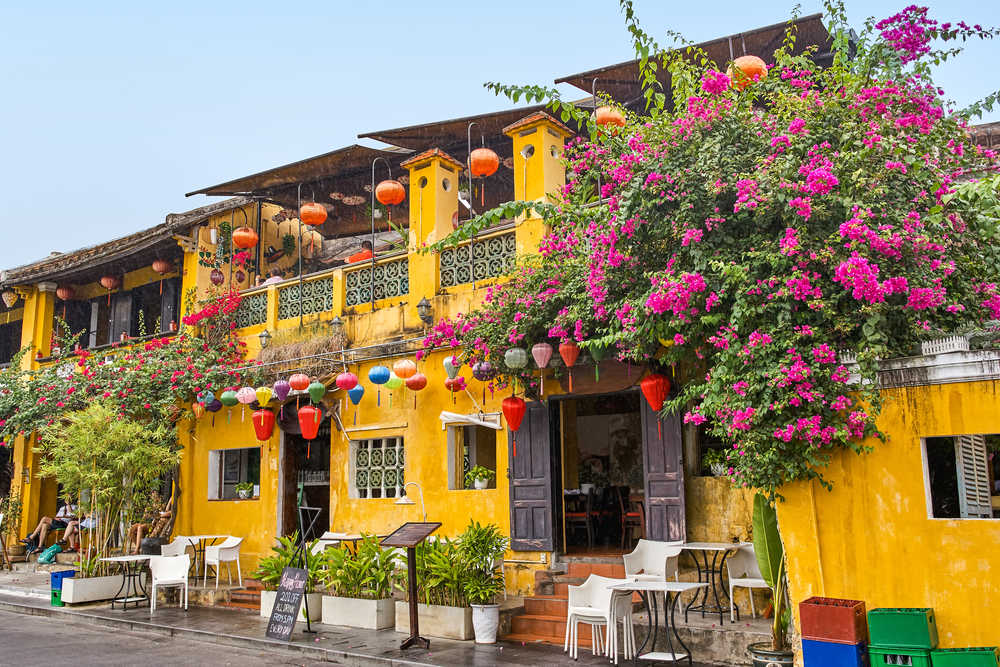 Ruelle avec restaurant à Hoi an Vietnam