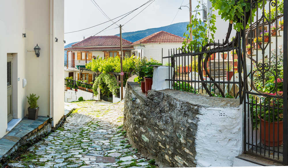 Ruelle calme à Portaria en Grèce