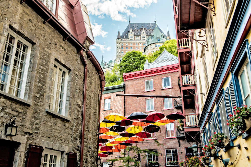 Ruelle de Québec City avec vue sur le Château Frontenac au Canada