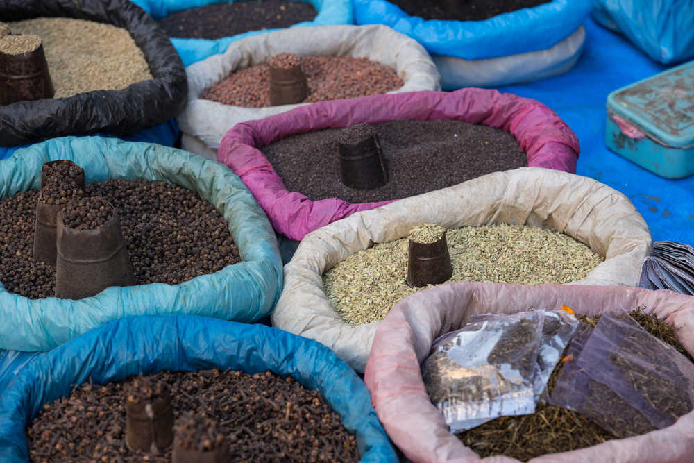 Sacs d'épices sur le marché de Katmandou au Népal