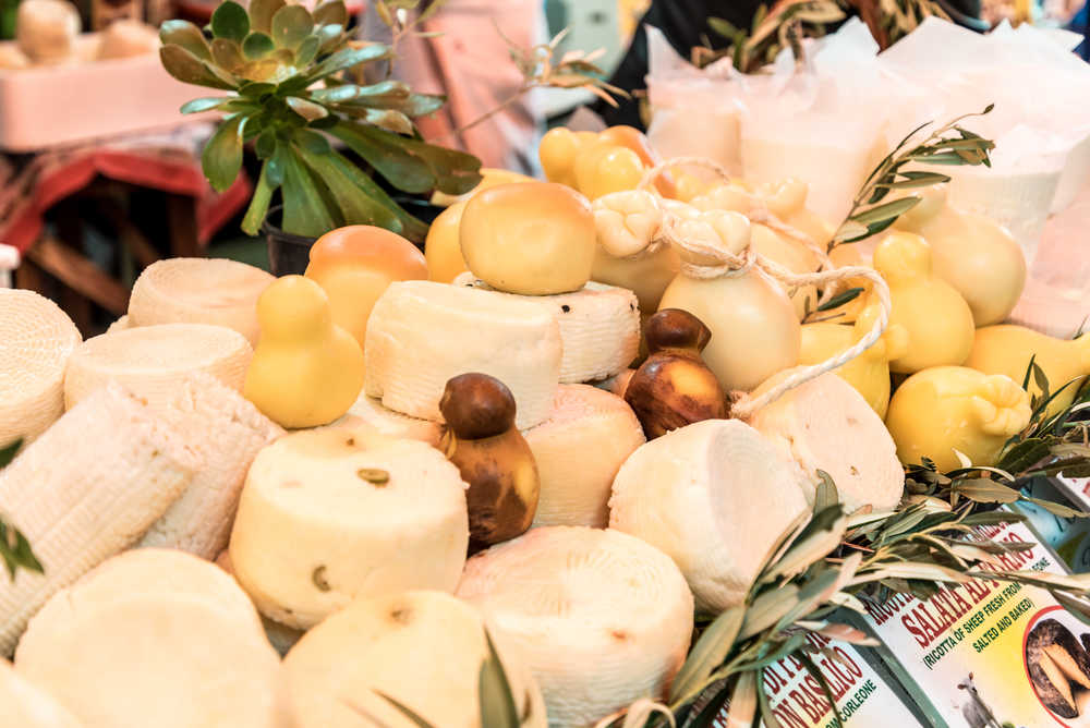 Stand de fromages locaux sur le marche de Ballarò de Palerme en Sicile