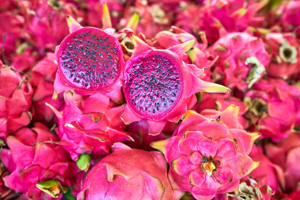 Stand de pitaya ou fruit du dragon sur un marché de la Réunion