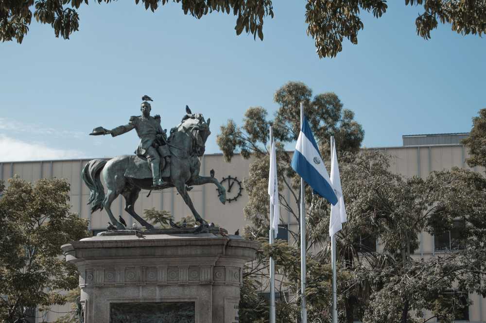 statue-homme-a-cheval-san-salvador