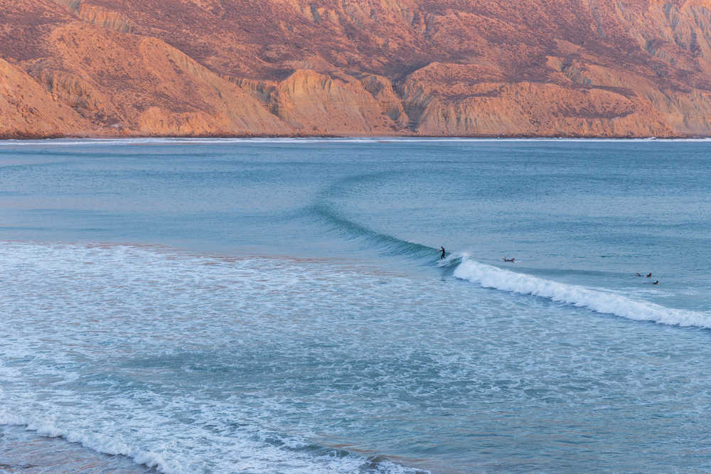 Surfer sur la plage de Imsouane au Maroc