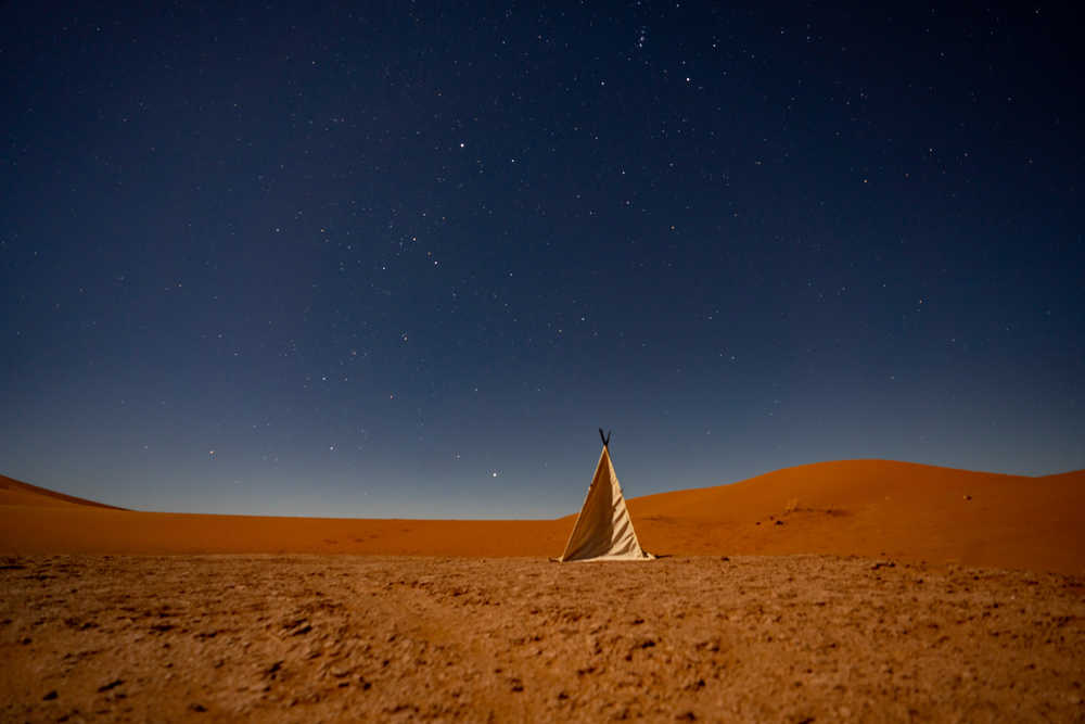 Tente dans le désert de nuit au Maroc