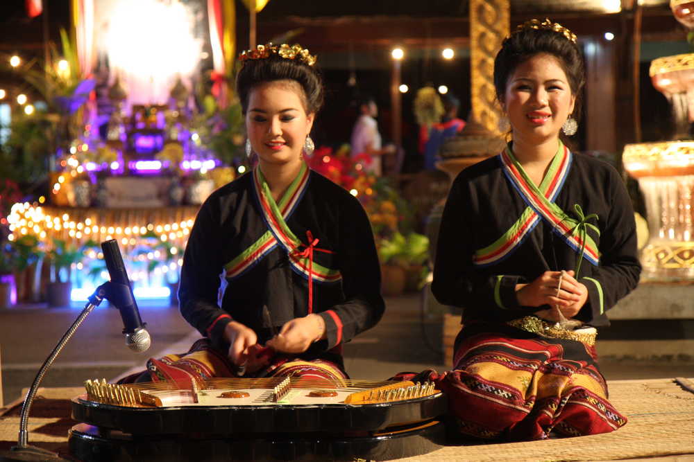 thaïlandaises qui font de la musique dans la rue