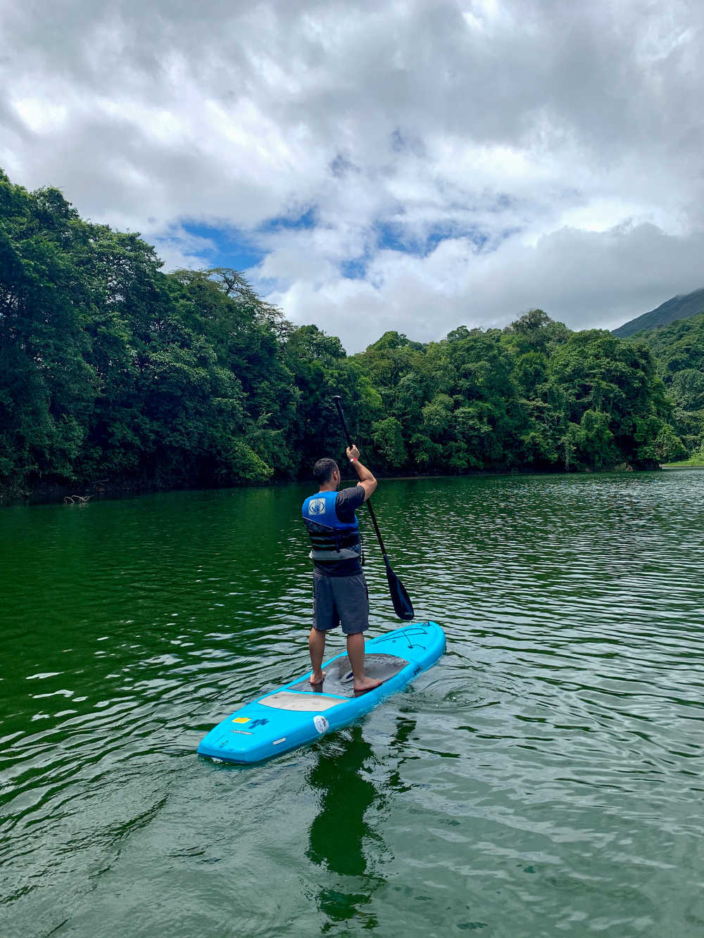 Touriste dans la mangrove du Costa Rica sur un paddle