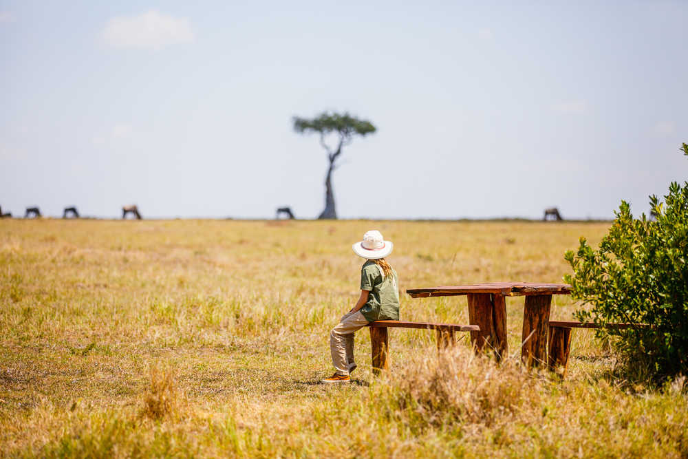 Touriste en safari dans la savane du kenya