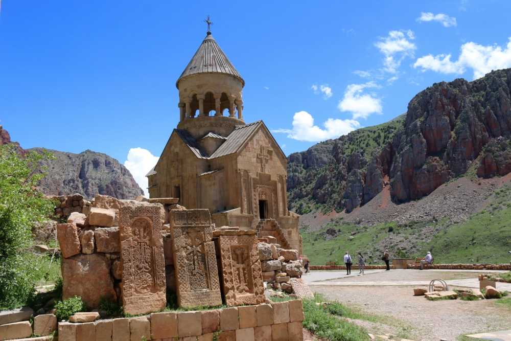 Touristes Au Monastère Médiéval De Noravank En Arménie