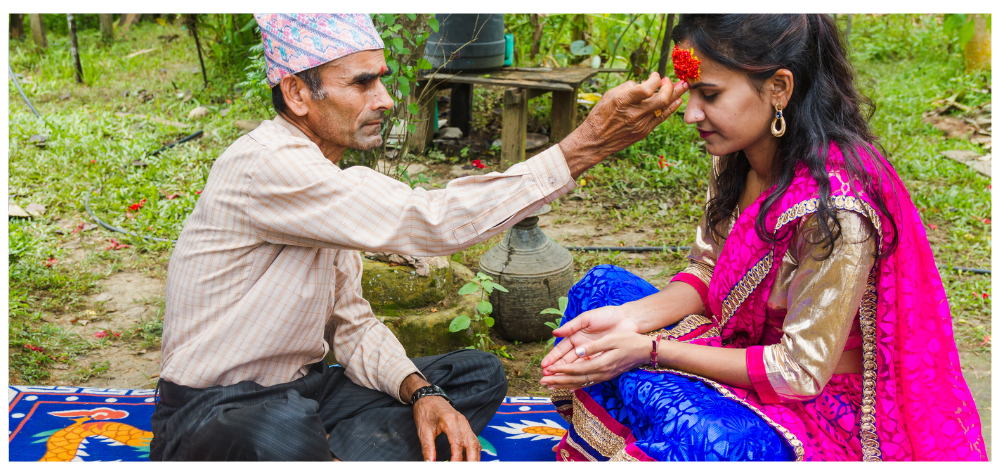 Tradition du riz rouge collé sur le front au festival de Dashain