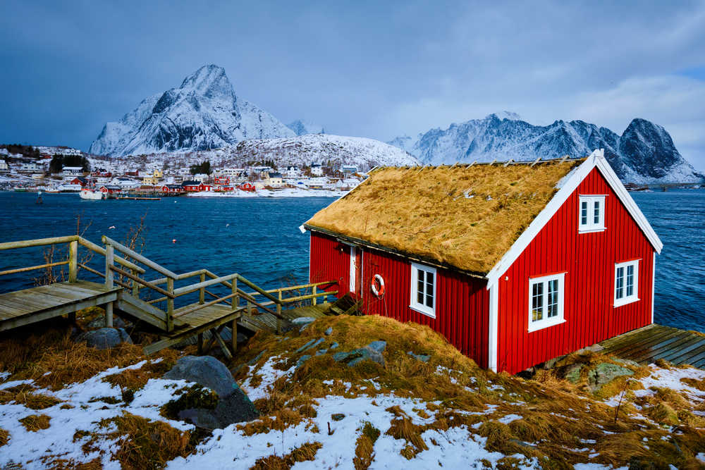 Traditionnelle cabane rouge appelée Rorbu à Svolvær en Norvège