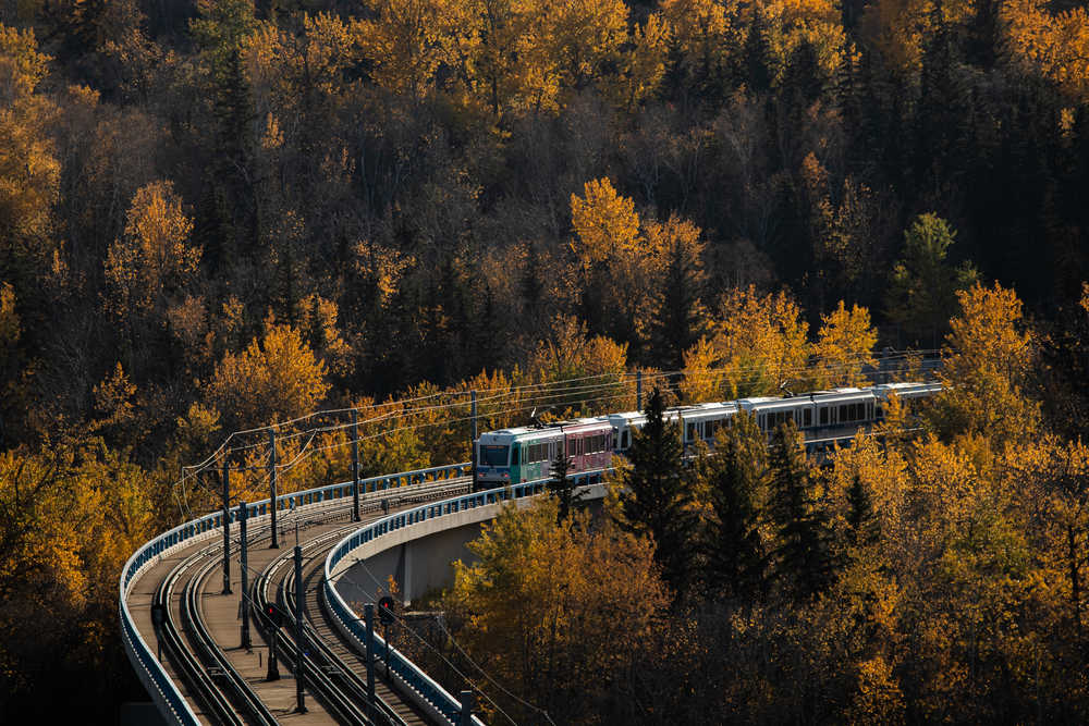 Train passant sur un pont au Canada à l'automne