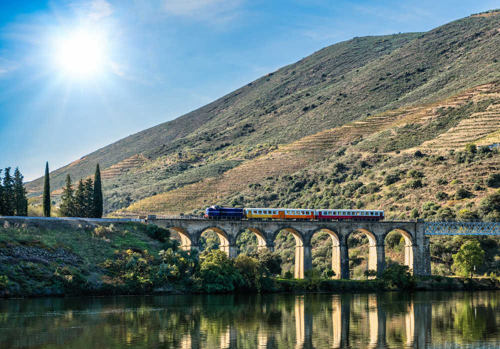 Train qui traverse la vallée des vignobles Portugal