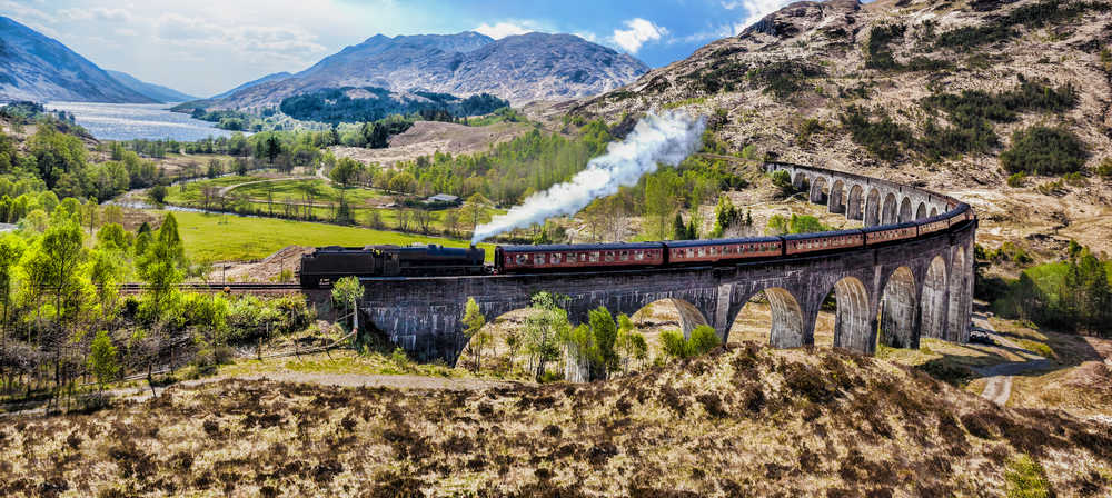 Train zigzaguant au milieu des collines écossaises
