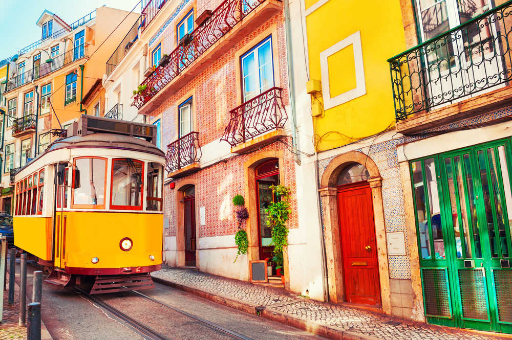 Tramway jaune d'époque dans la rue à Lisbonne, Portugal
