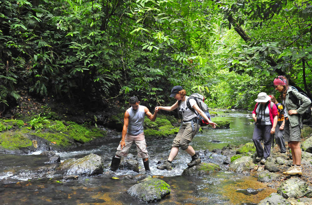 traversée de rio dans le parc National Corcovado au Costa Rica