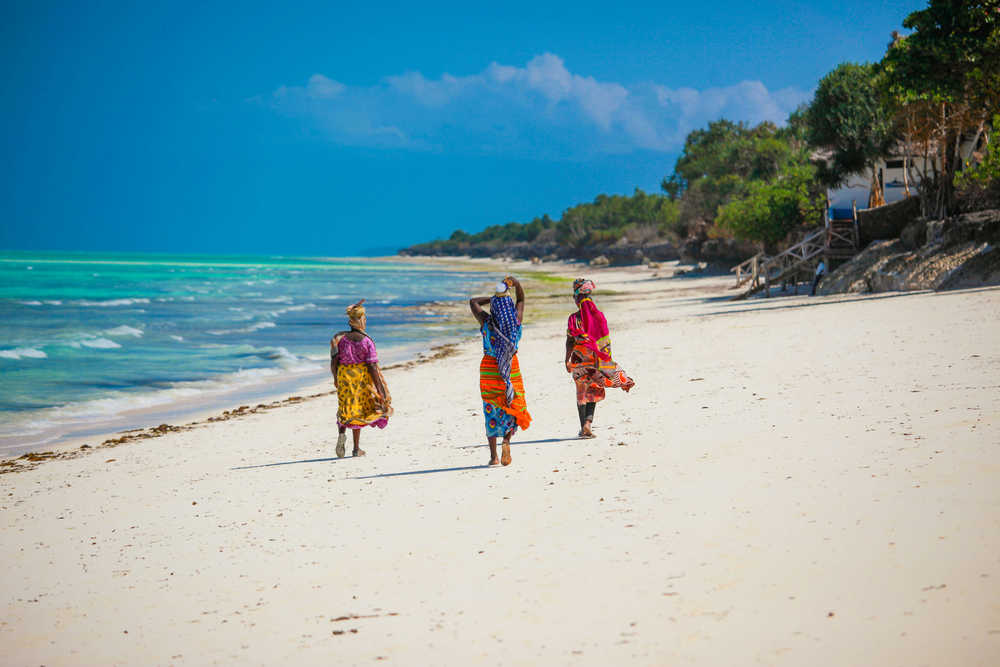Trois femmes marchant sur les plages de Zanzibar en Tanzanie