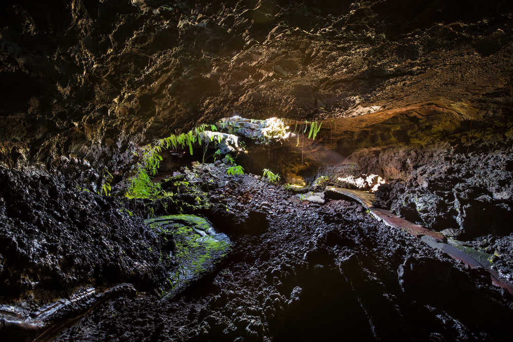Tunnel de lave du volcan Piton de la Fournaise sur l'île de la Réunion