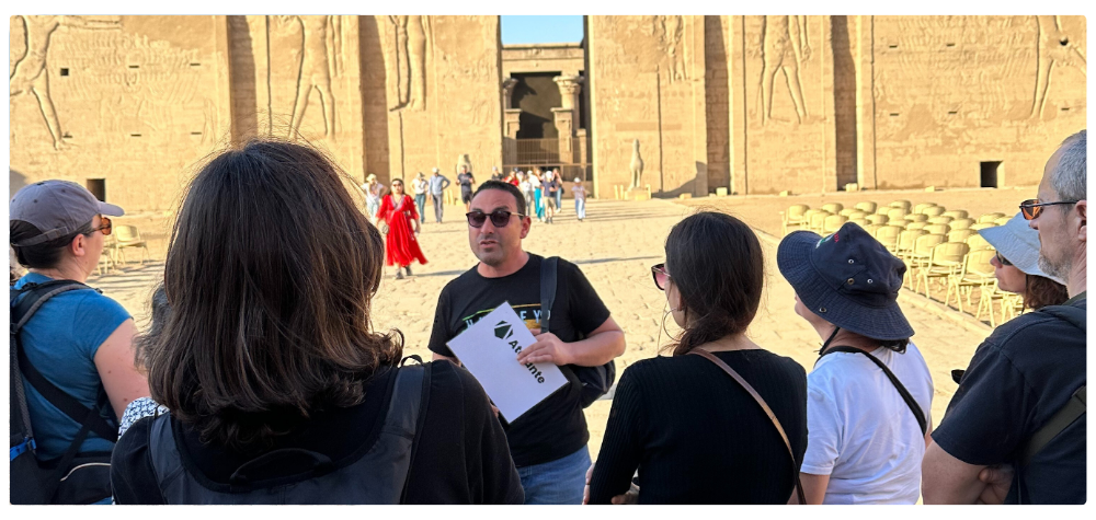 Un guide et son groupe devant un temple, en Egypte