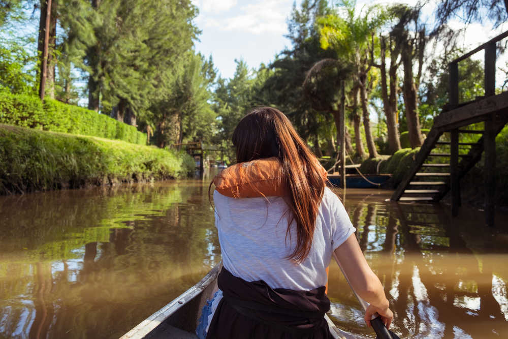 Une femme fait du Kayak sur le delta du fleuve Tigre à Buenos Aires en Argentine