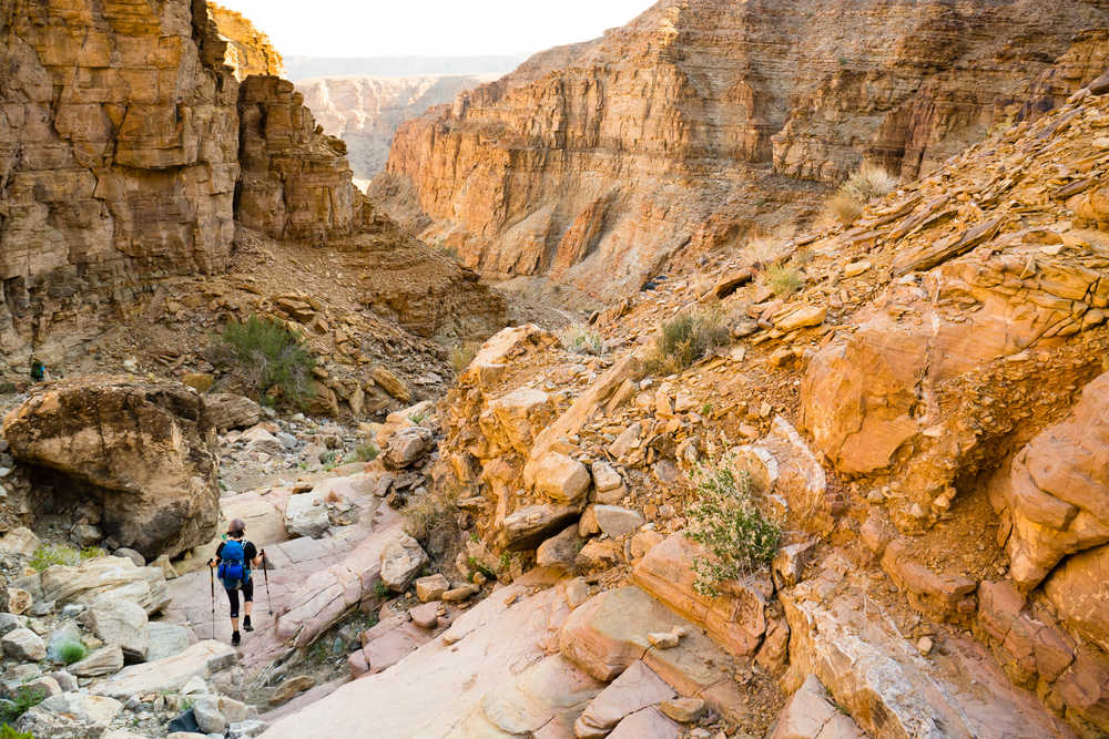Une randonneuse descend dans un canyon lors d'une randonnée dans le canyon de la Fish River, Namibie