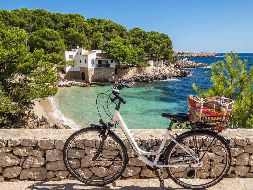 Vélo en avant plan devant une superbe vue sur une crique à Majorque