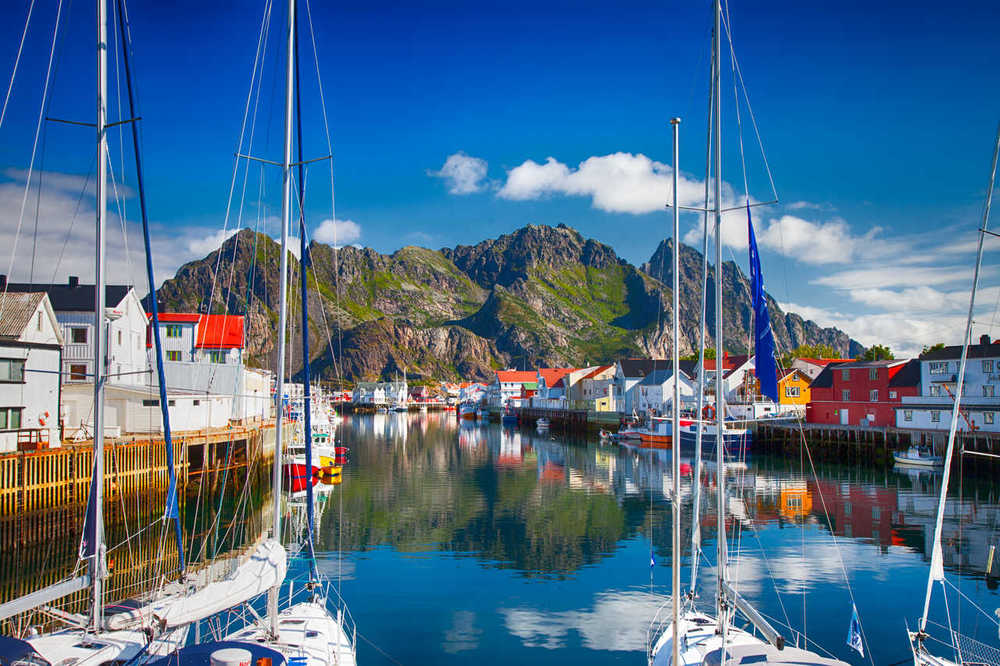 Village norvégien d'Henningsvaer dans les îles lofoten