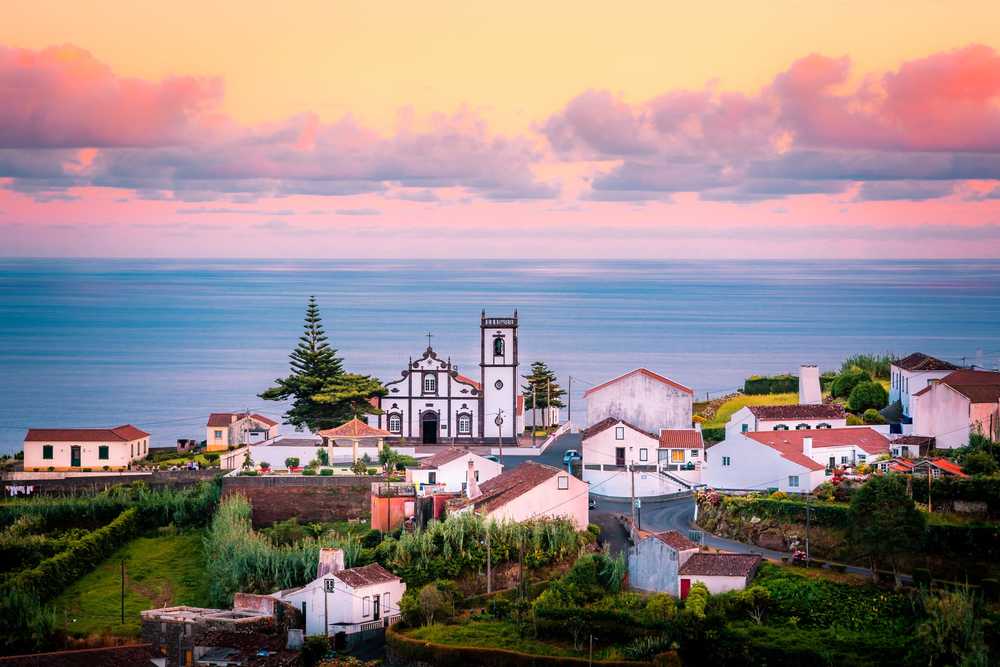 Village typique des Açores au coucher du Soleil