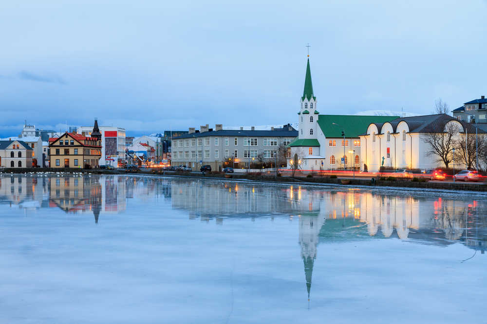 Ville de Reykjavik en soirée Islande
