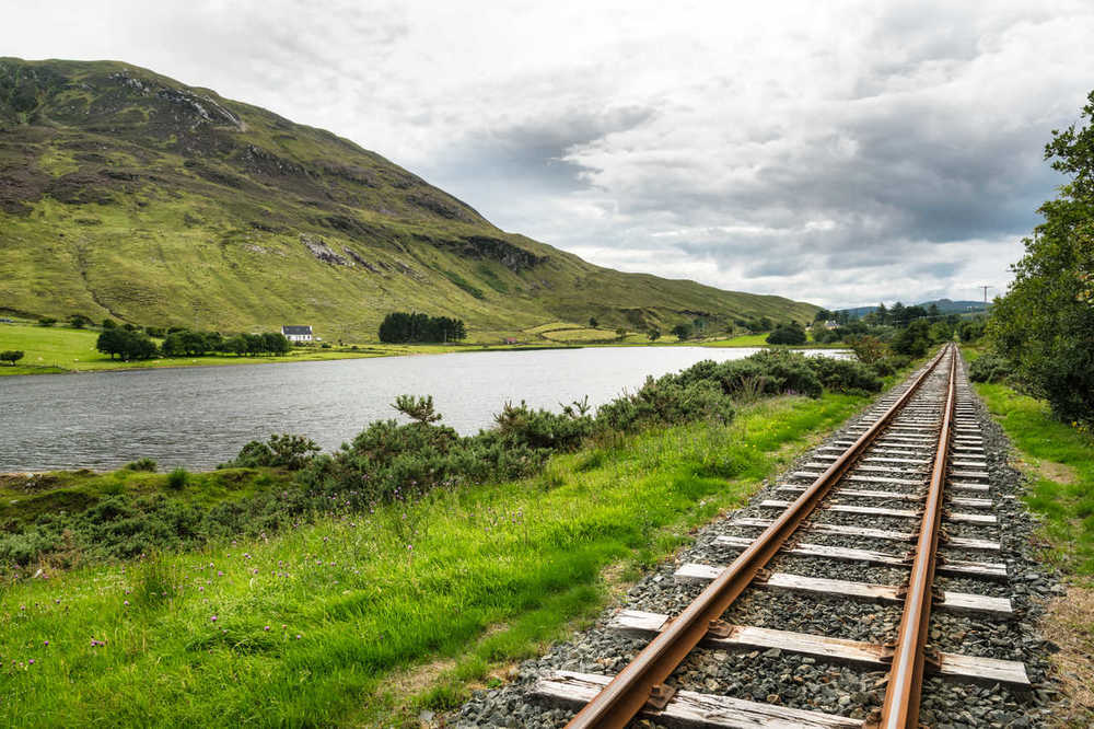 Voie ferrée à Lough Finn en Irlande