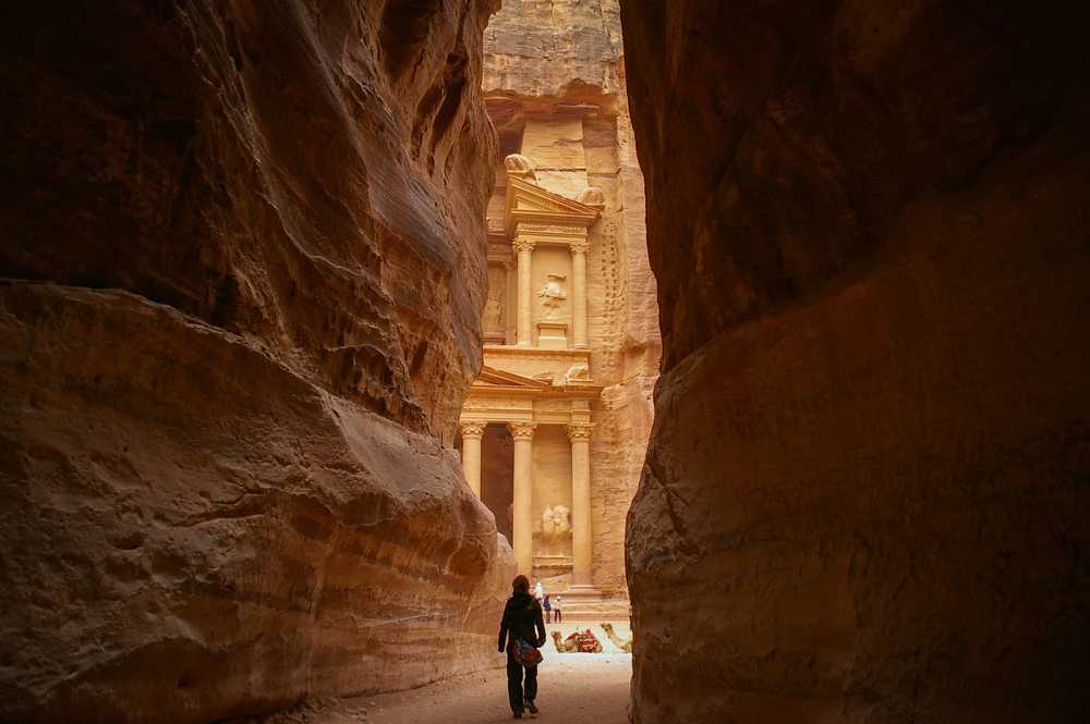 Voyageur dans le site de Petra en Jordanie