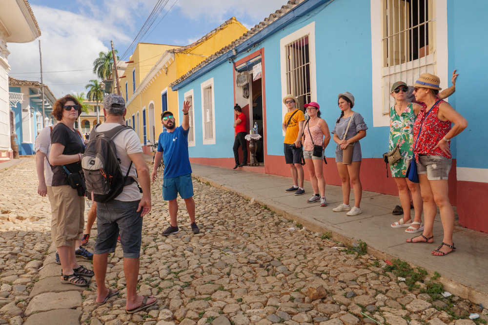 Voyageurs dans les rues colorées de Trinidad