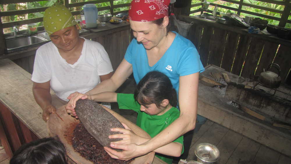 Voyageurs écrasant des fèves de cacao
