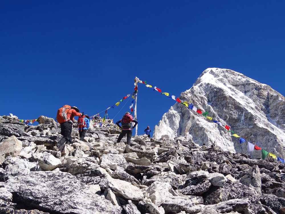 Voyageurs lors de l'ascension du Kala Pattar au Népal