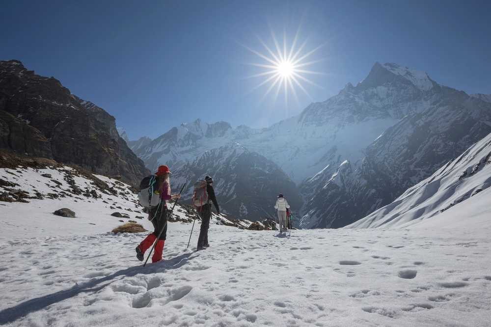 Voyageurs lors d'un trek dans la vallée des Annapurnas au Népal