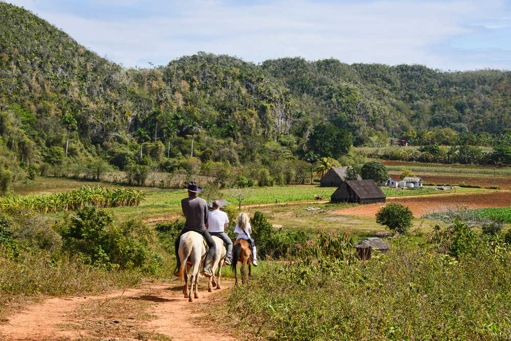 Voyageurs lors d'une balade à cheval dans les Vallée de Vinales à Cuba