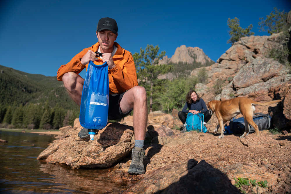 voyageurs-prennent-de-l-eau -dans-une-riviere