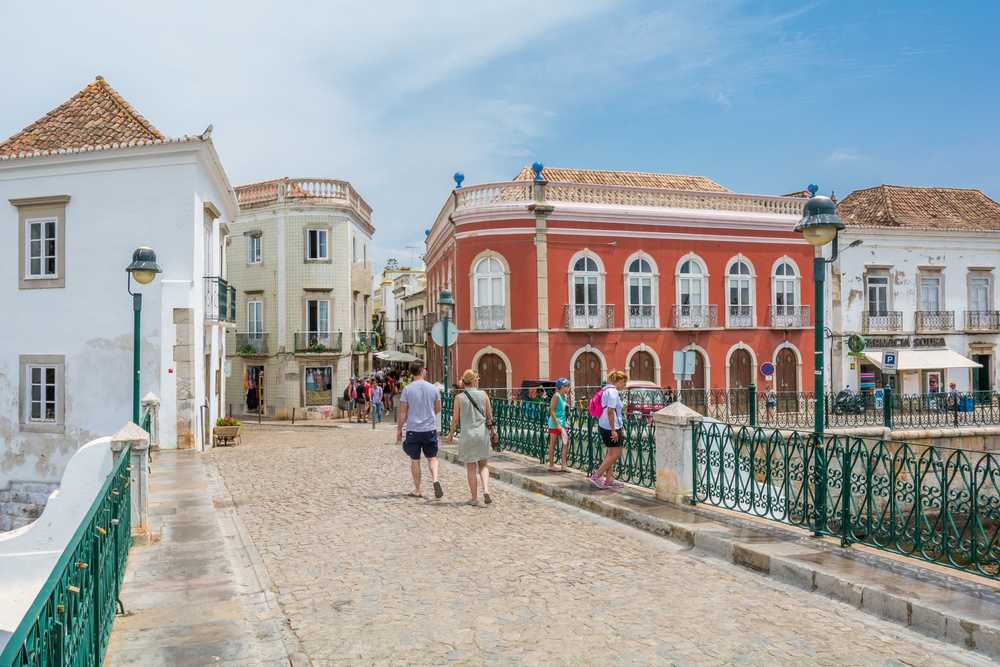 Voyageurs visitant la jolie ville de Tavira au Portugal