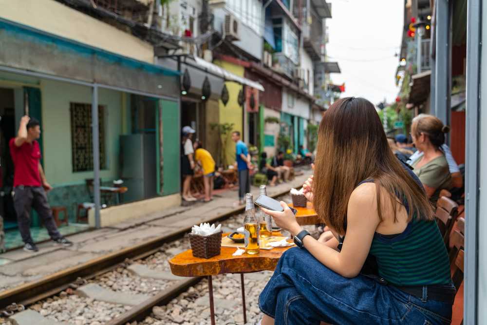 Voyageuse dans un café  rue du train à Hanoi au Vietnam