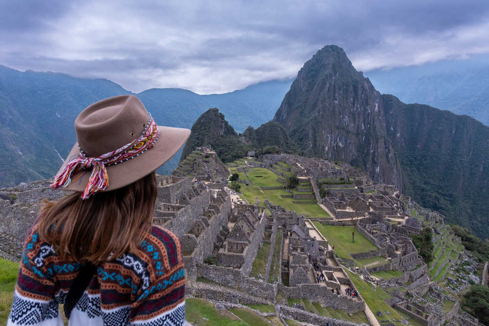 voyageuse-devant-le-machu-picchu