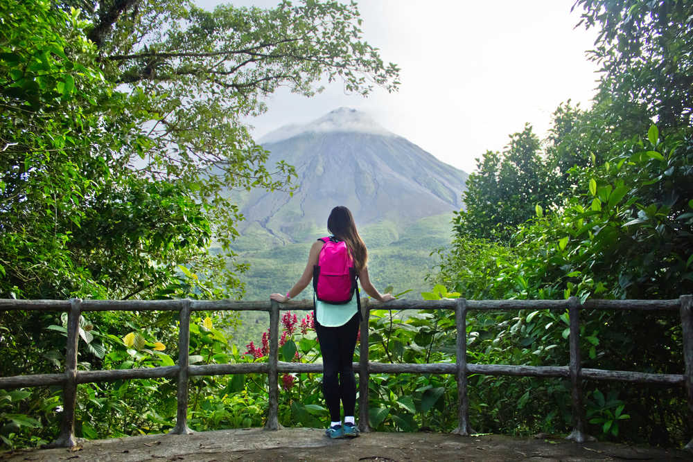 Voyageuse devant le volcan Arenal au Costa Rica