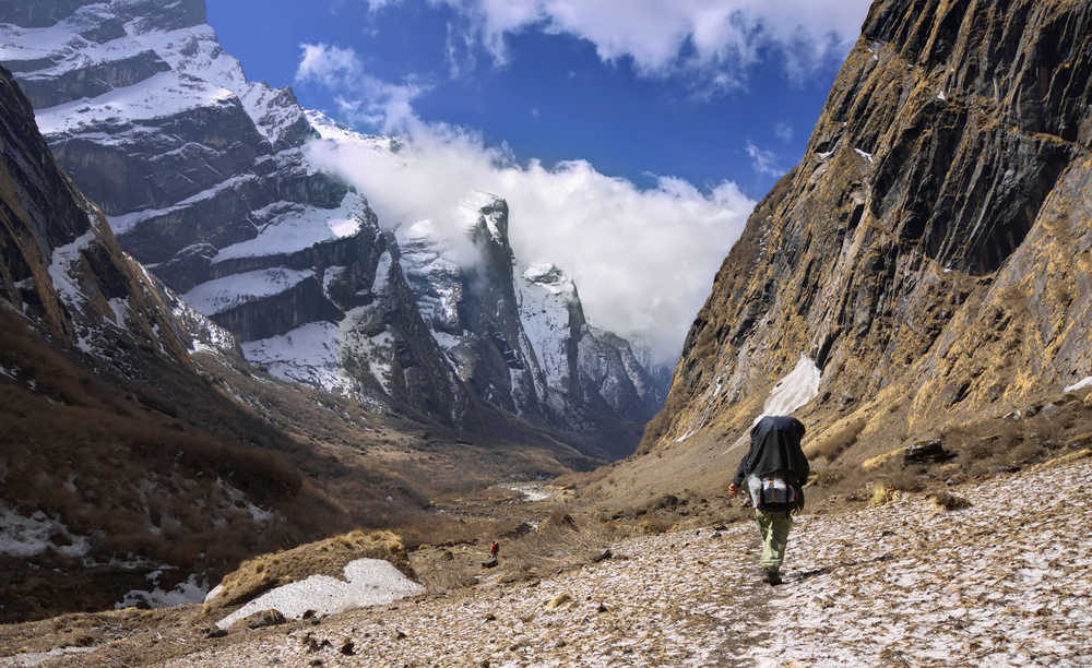 Voyageuse lors d'un trek dans la vallée de Modi Khola au Népal