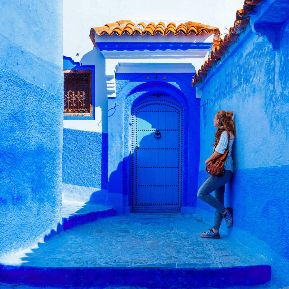 Voyageuse observant l'architecture de la ville de Chefchaouen, Maroc