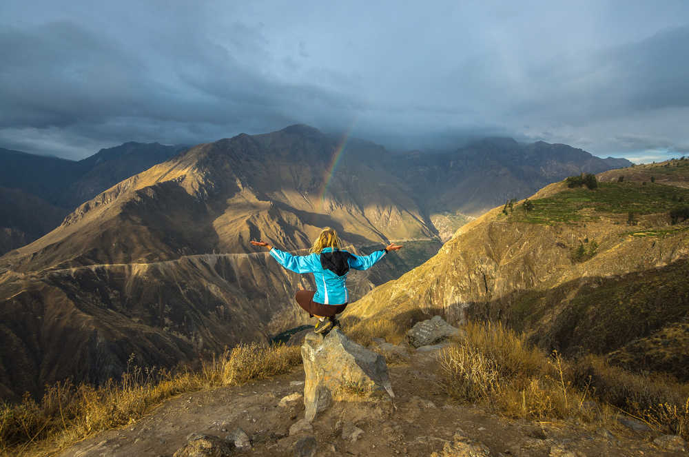 voyageuse qui profite de la vue sur le Canyon de Colca, Pérou